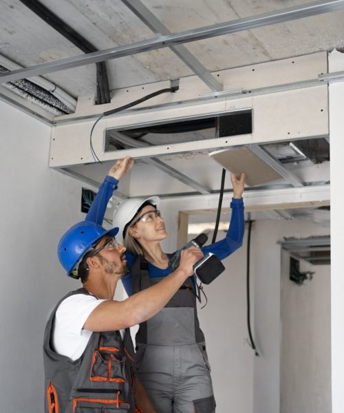 medium-shot-people-wearing-helmets-min